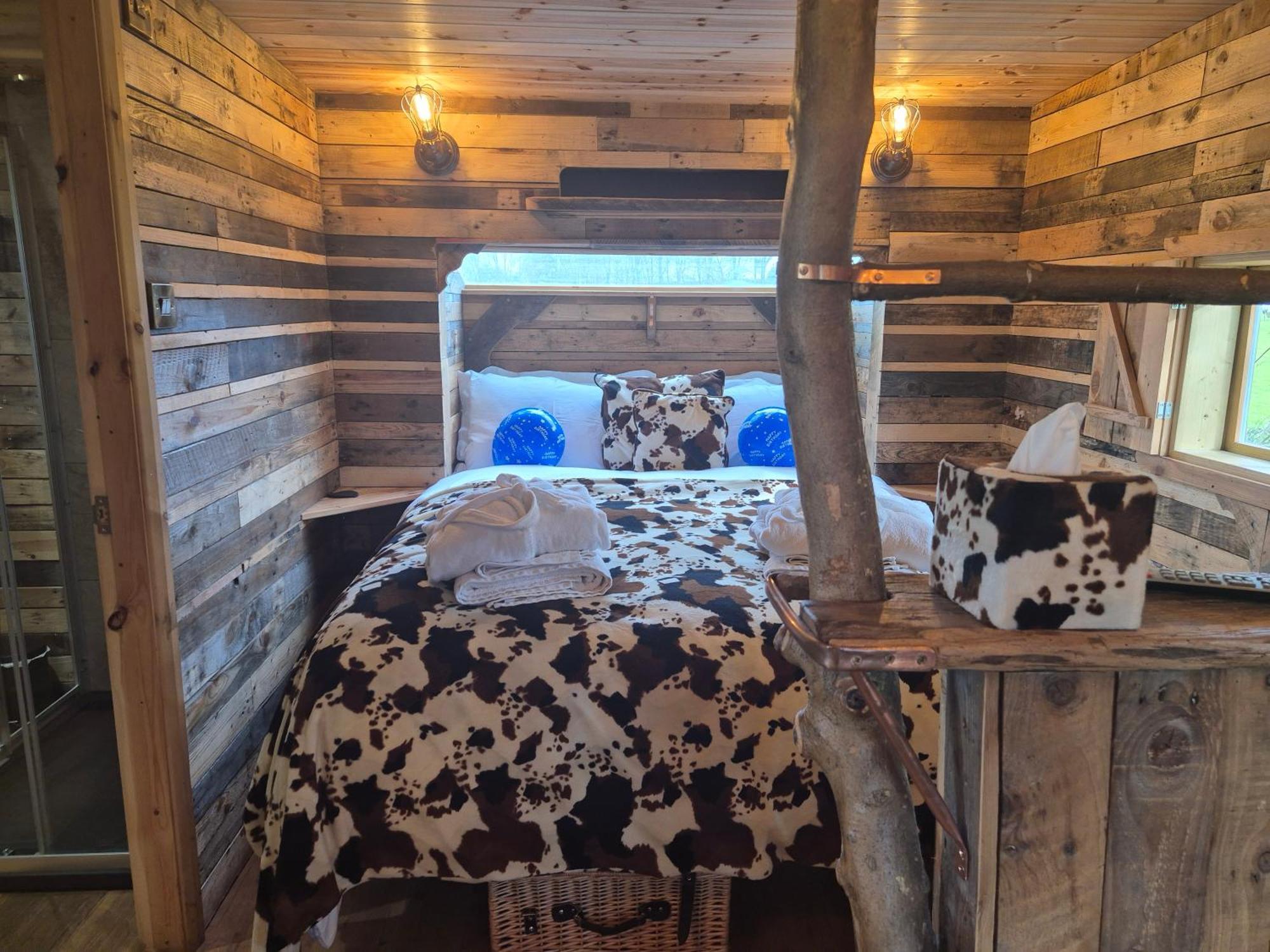 Burtree Country House, Tipi'S, Treehouse & Lodge & House Rooms With Hot Tubs In A Private Garden Тірск Екстер'єр фото